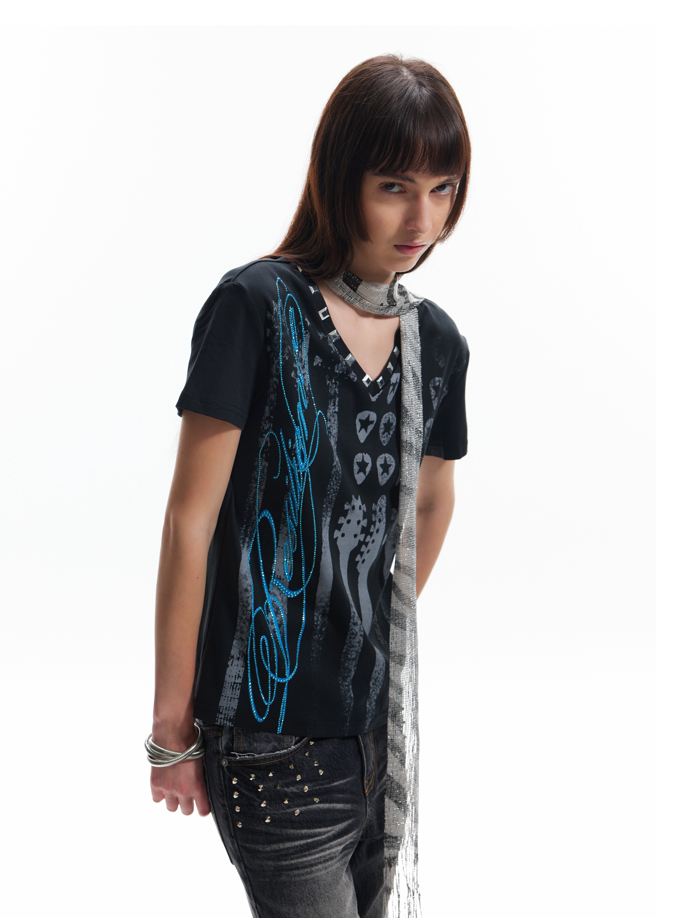 NUMBASIA Guitar Pick Flag Graphic Rhinestone V-Neck T-Shirt — NA6229